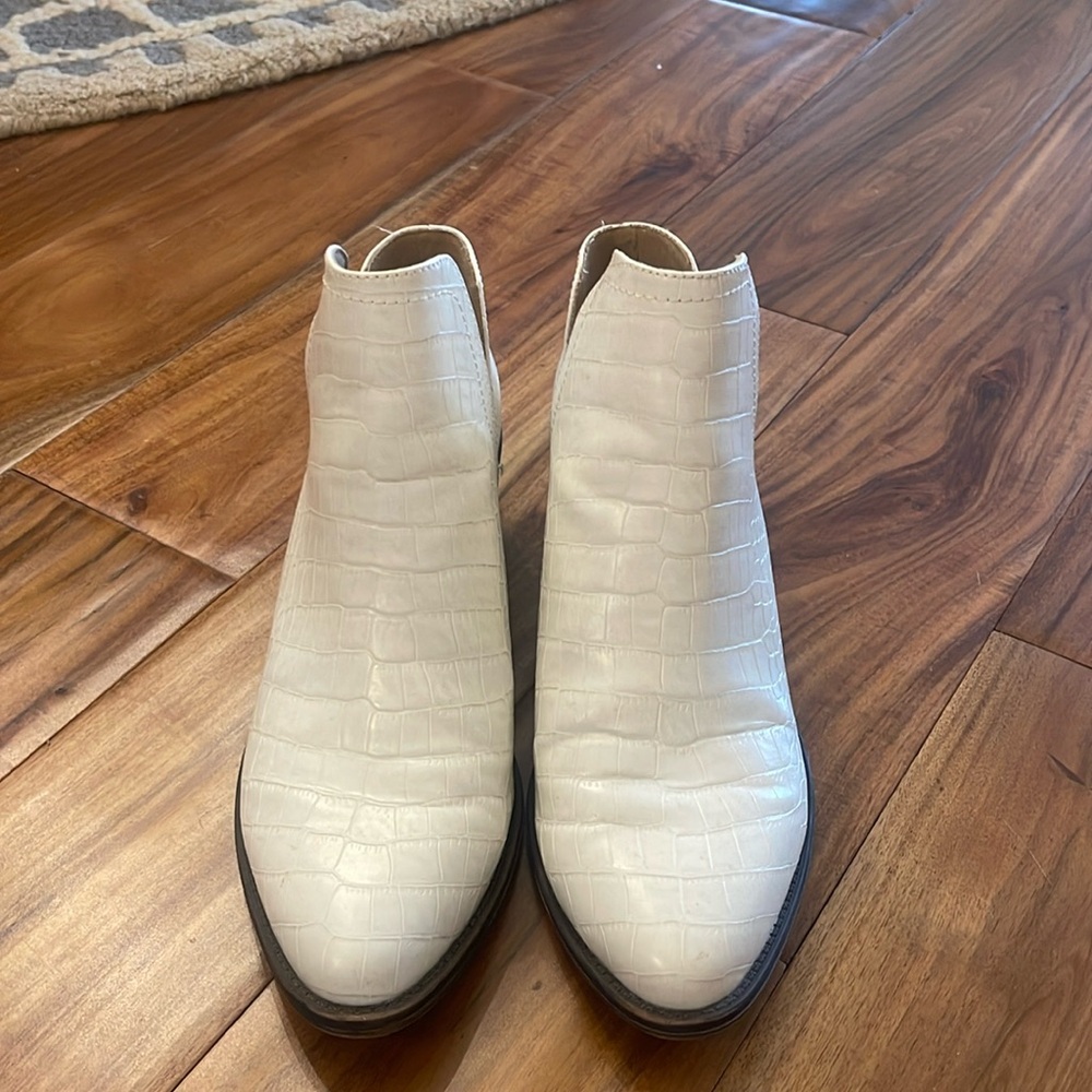 Volatile ladies half boot Sz 8.5